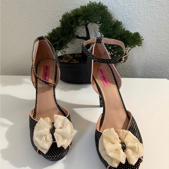 Besty John’s Black  and Cream Polka Dot Women's Heels - Picture 7 of 12